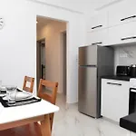Flora's - 3bd House דירה